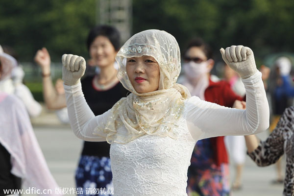 2,000 perform square dance in sizzling heat