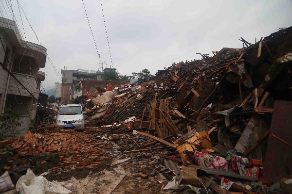 Rescuers race against time after SW China quake