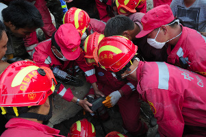 Soldiers prevent disease in quake zone