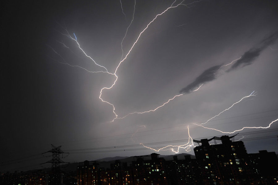 Flash of light enlivens Beijing