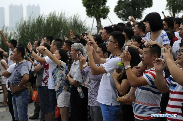 Visitors view soaring tide of Qiantang River