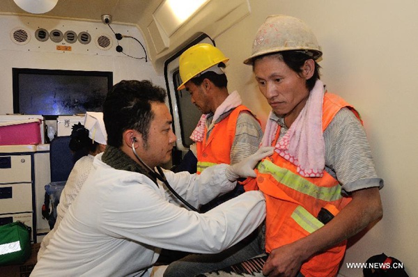 Workers rescued four days after tunnel collapse