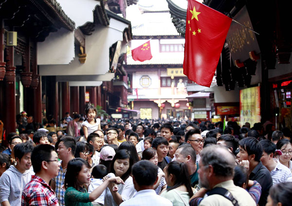 Crowds welcome National Day