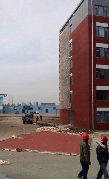 Outer wall of college dorm crumbles under average winds