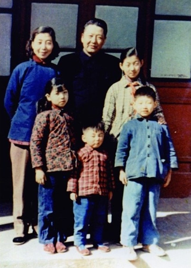 Old photos of Xi Zhongxun published