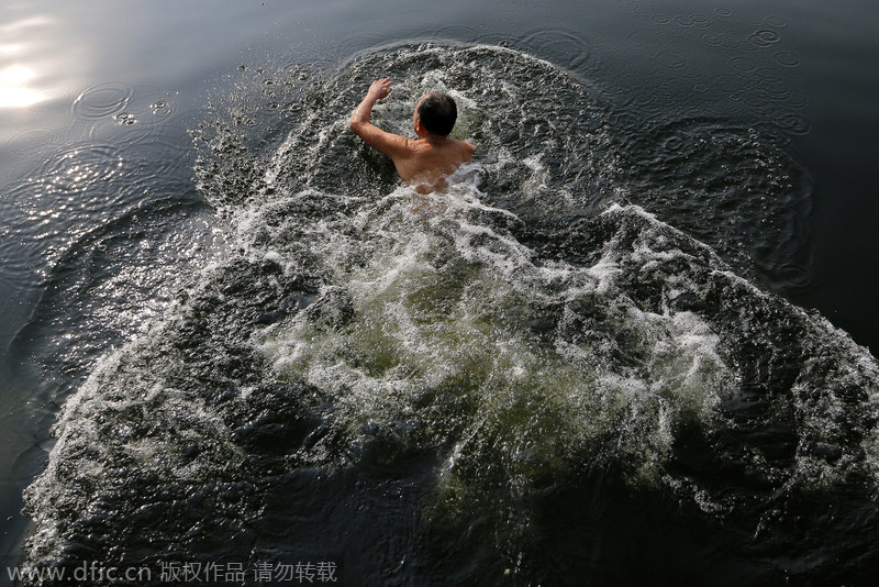 Elderly swimmers see health benefits in freezing water