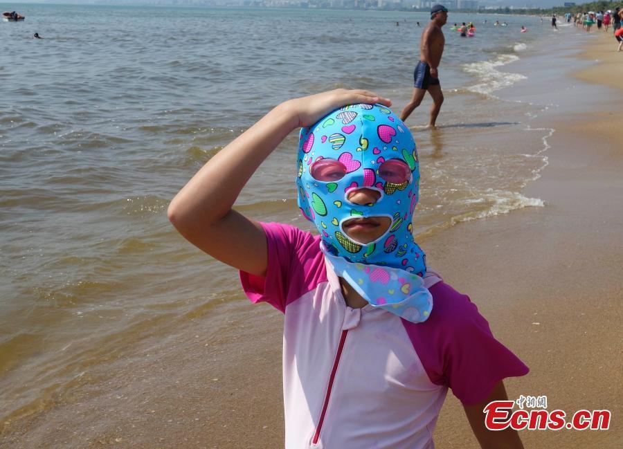 'Face-kini' becomes fashionable at beach in Hainan