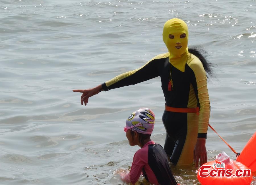 'Face-kini' becomes fashionable at beach in Hainan