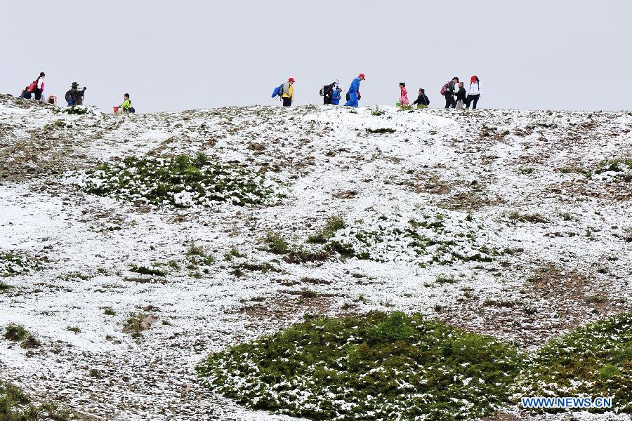 Snowfall hits Tianshan Mountain in Hami