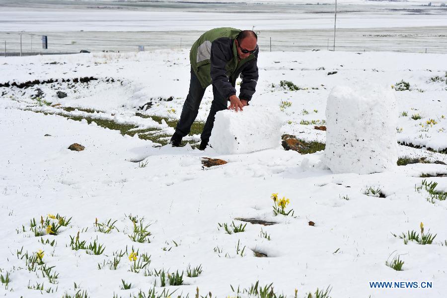 Snowfall hits Tianshan Mountain in Hami