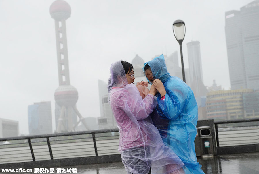 Typhoon Chan-Hom lands on E China, disrupts normal life