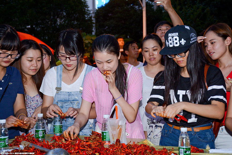 Excavator helps fry up crayfish for food festival