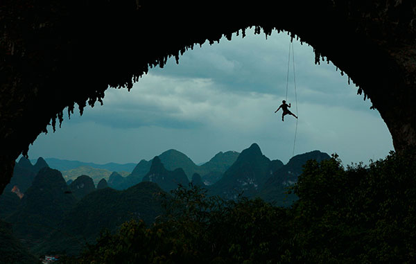 Cliffhanger for climbing 'cradle'