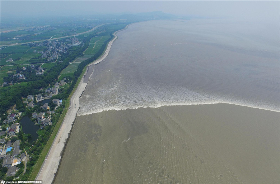 Tourists flock to watch tidal waves in Qiantang River