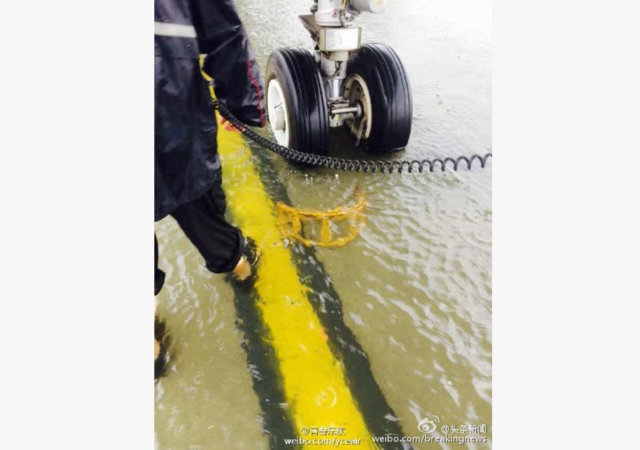 Torrential rain ahead of Typhoon Swan floods Shanghai airport