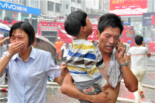 Fire traps more than 100 kids in East China building block