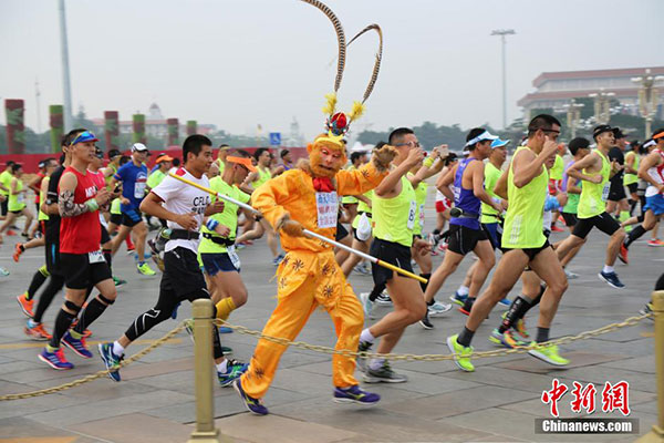 Cosplayers attract attention in Beijing Marathon