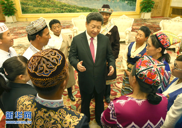 Xi celebrates National Day with ethnic minority representatives