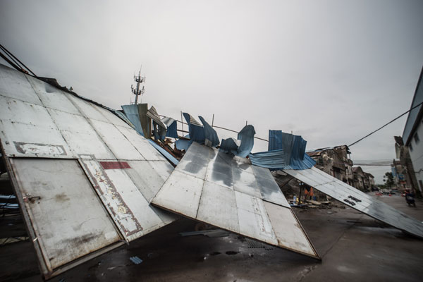 Typhoon Mujigae kills 11 in South China, cuts off power