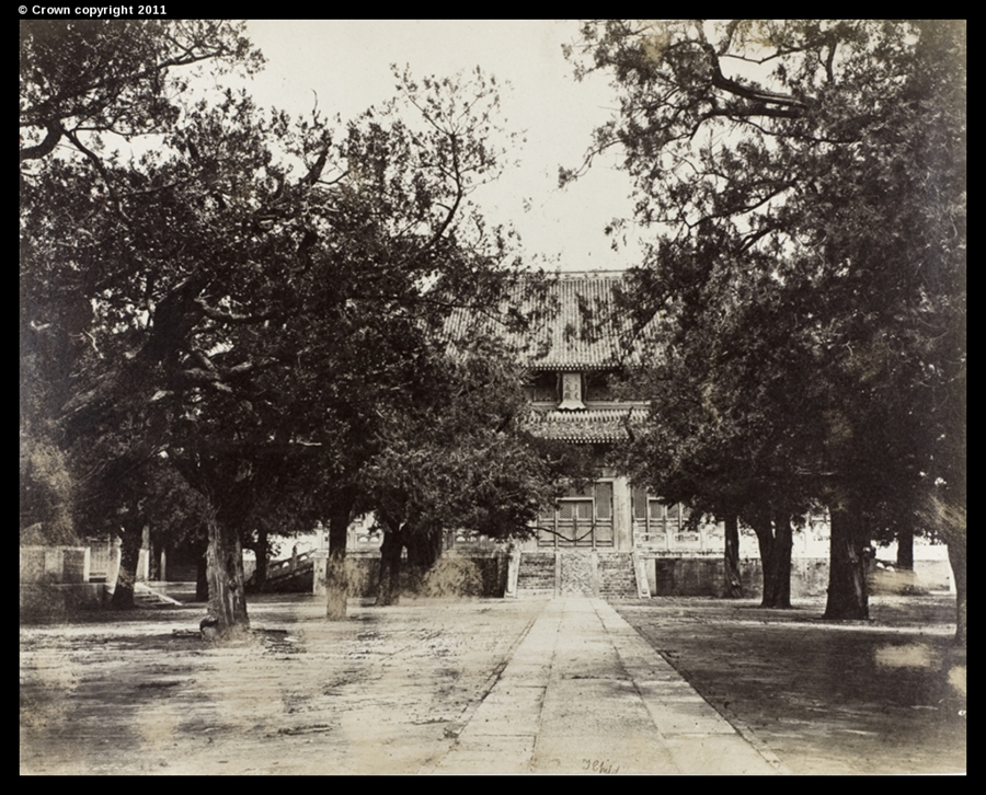 Late Qing dynasty Peking in the lens of a foreign photographer