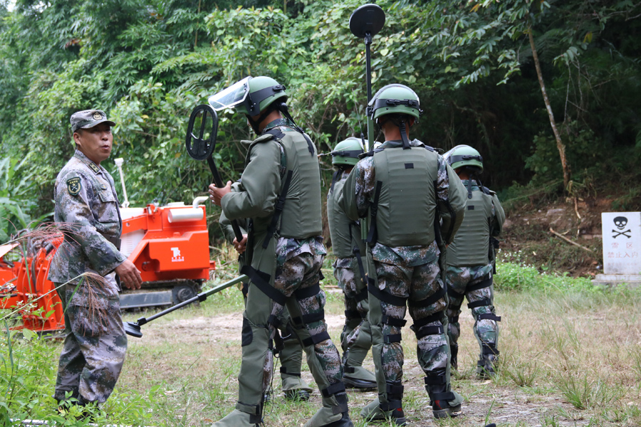 Mine clearance mission on China-Vietnam border