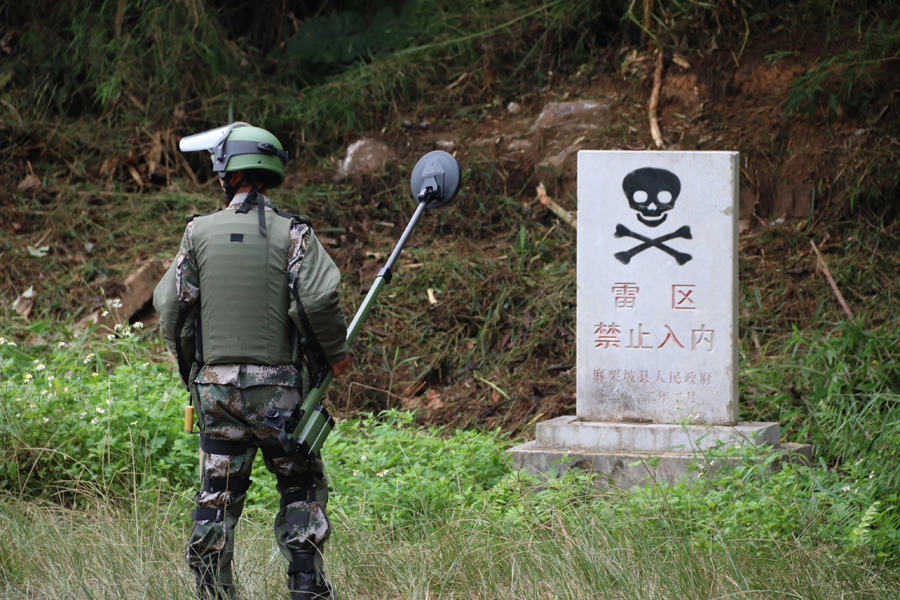 Mine clearance mission on China-Vietnam border