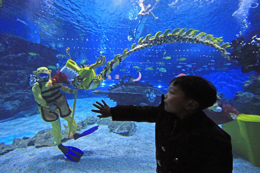 'Monkey King' performs dragon dance in underwater tunnel in Tianjin