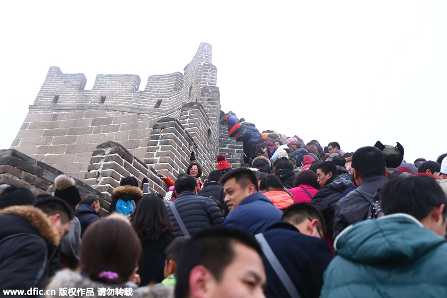 Tourists visit Beijing attractions despite heavy smog