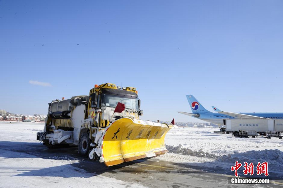 Thousands of passengers stranded at Dalian airport