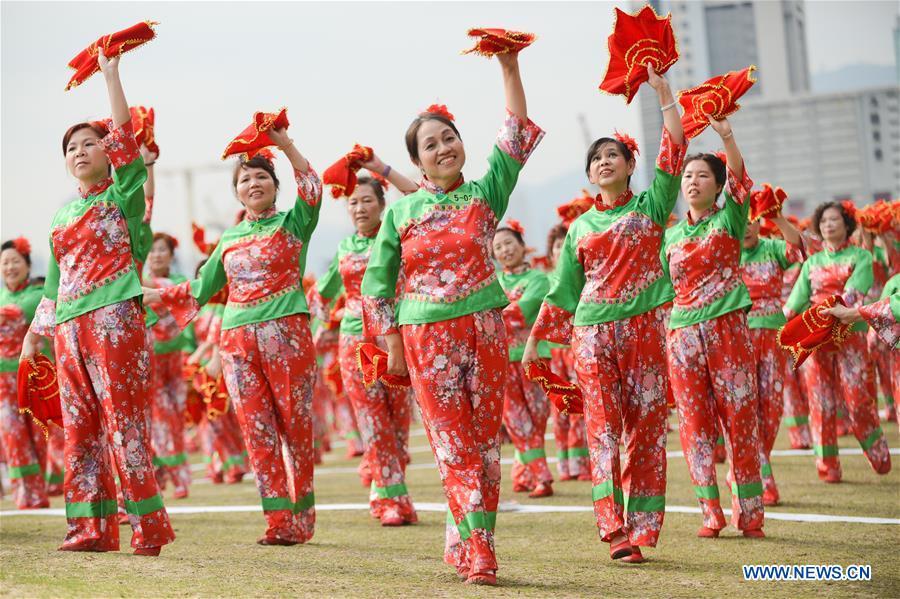 Women perform<EM> yangko</EM> to challenge Guinness World Record