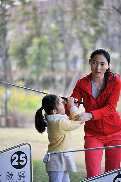 Students get into the swing for spring by teeing off