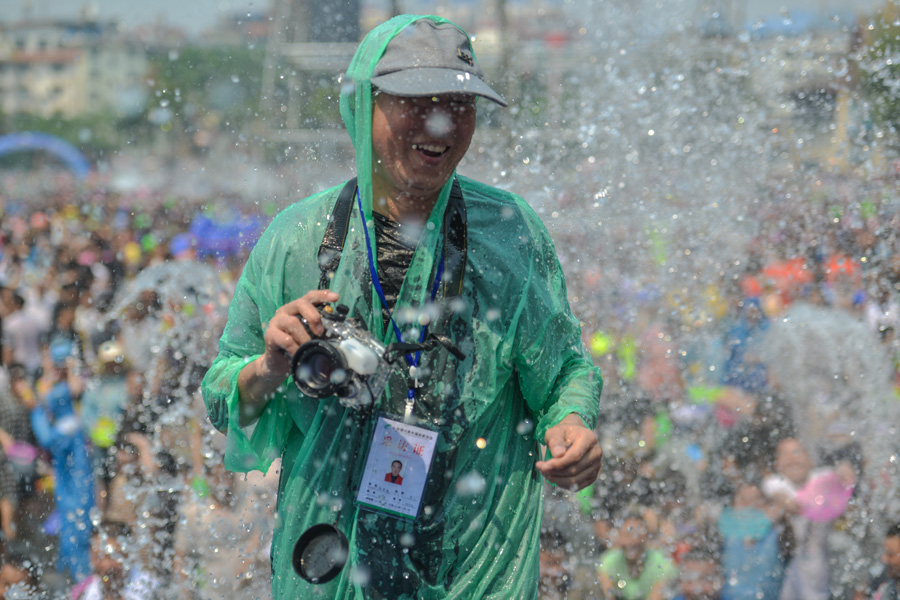 Water-sprinkling festival celebrated in SW China's Yunnan