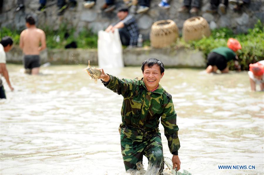 Fish-catching contest held in SW China