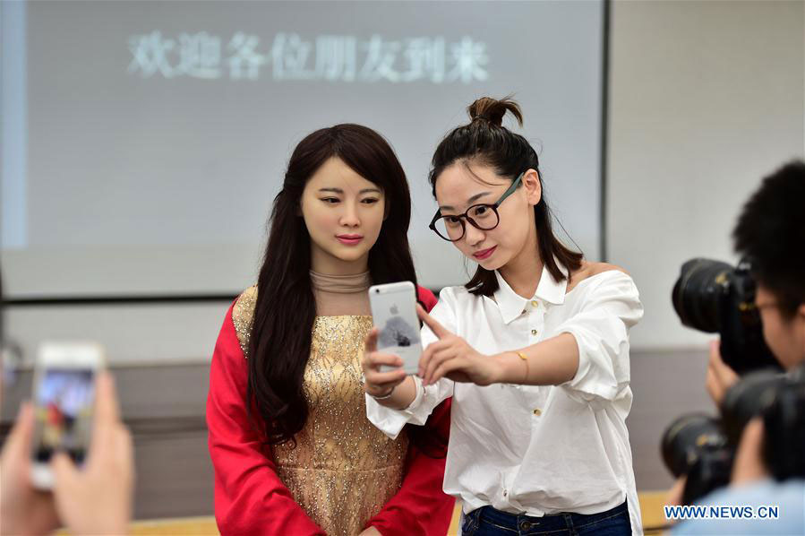 Human-like robots say 'hi' to President Xi