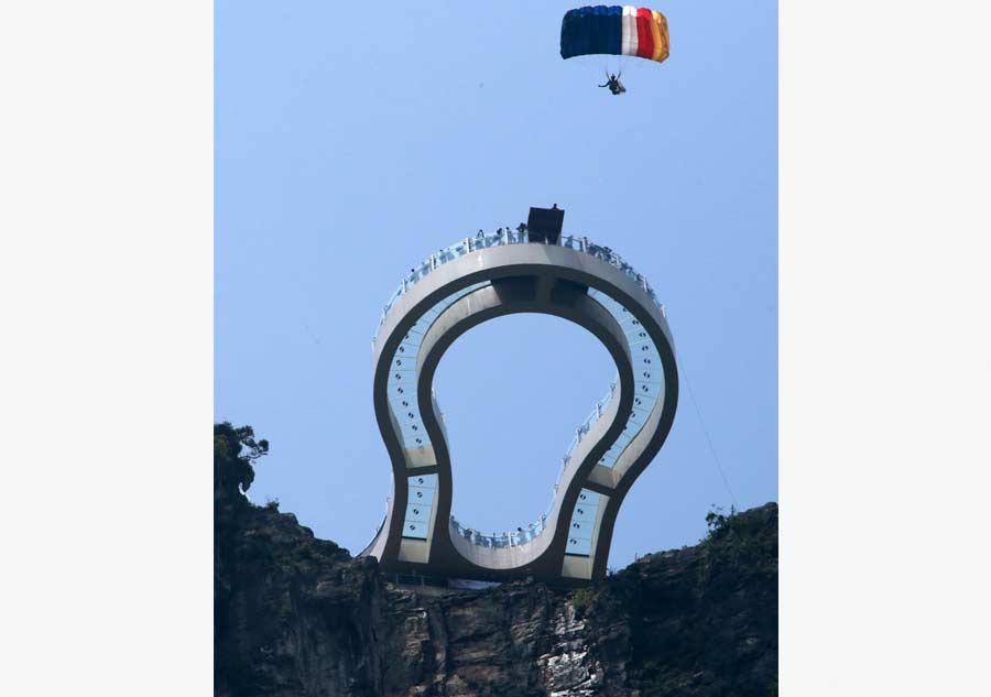 Chongqing holds World Low-Altitude Parachute Jump contest