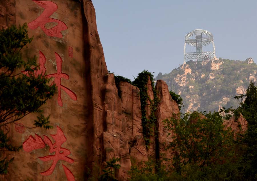 Glass sightseeing platform in Beijing scenic spot opens