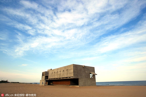 Guardian of China's 'loneliest library'