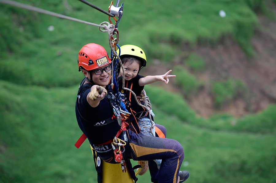 Hanging in the air: Chongqing holds rescue drill