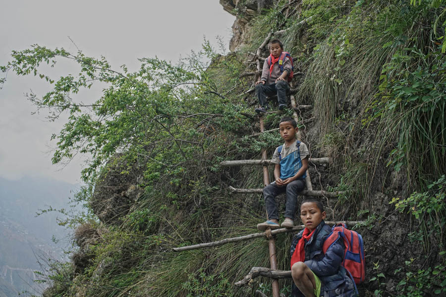 Kids climb vine ladder in 'cliff village' in Sichuan