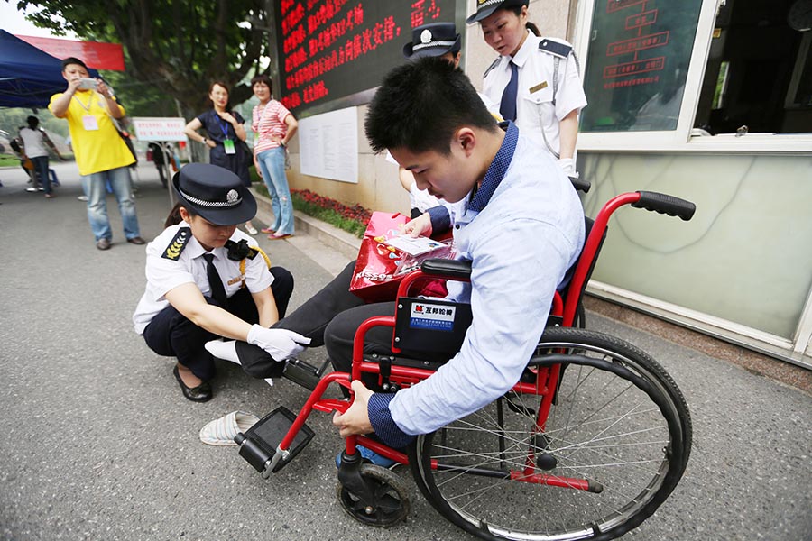 9 million students give the last shot as China's <EM>gaokao</EM> kicks off