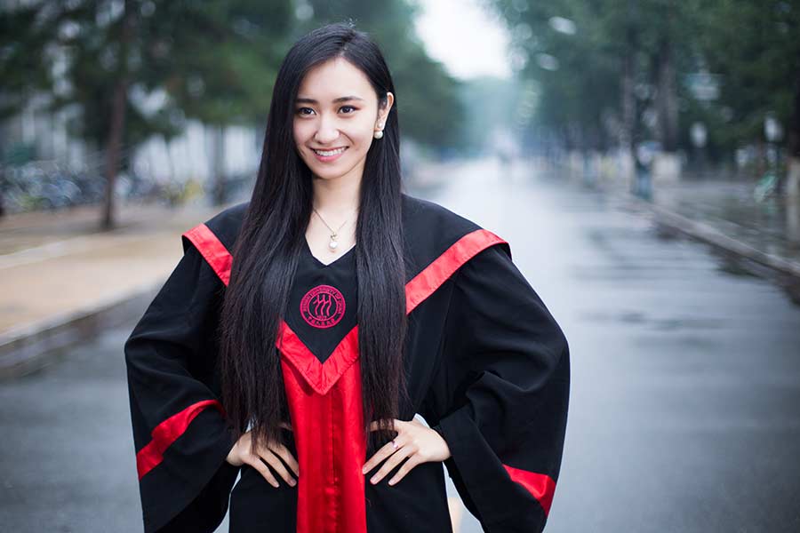 Graduation photos a hit on WeChat