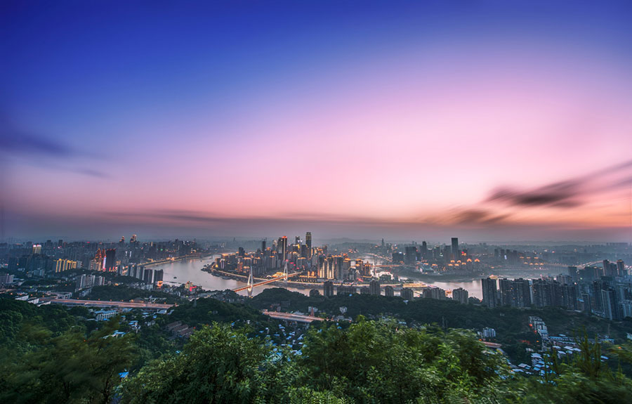 University student captures magical night view of Chongqing