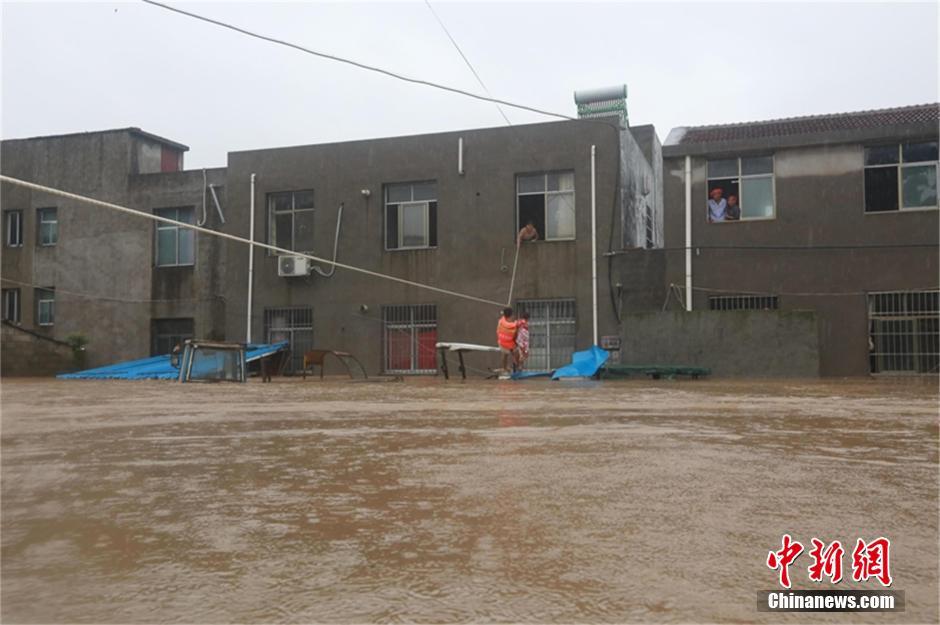 Yangtze River reaches flood stage for first time this year