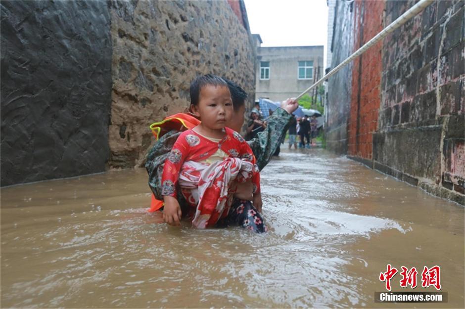 Yangtze River reaches flood stage for first time this year