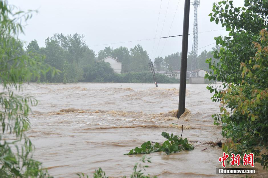 Yangtze River reaches flood stage for first time this year