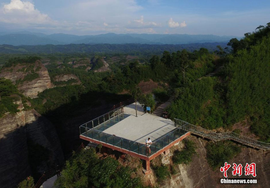 Skywalk glass bridge opens to public in central China