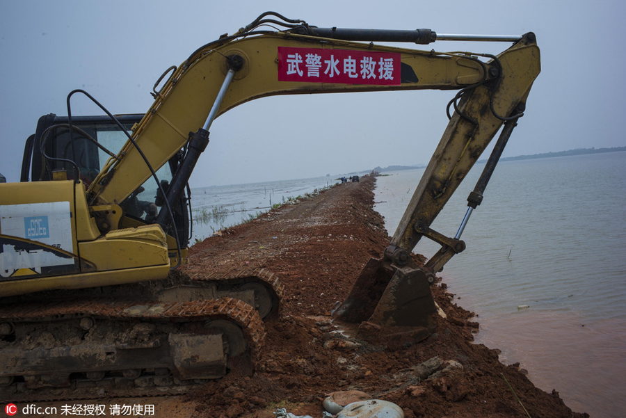 Hubei blows up dike to disperse floodwater