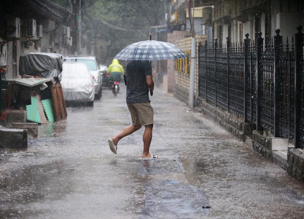 Beijing issues orange alert for heavy rain, train, flights delayed