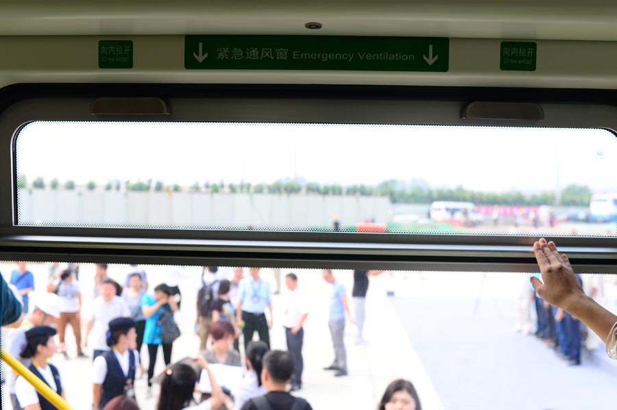 Largest subway train unveiled in Beijing