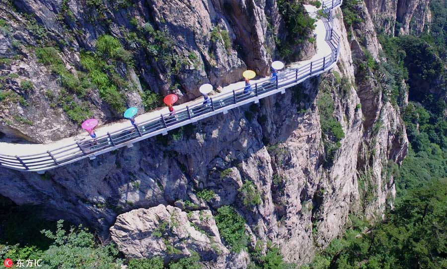 Models catwalk in <EM>qipao</EM> on famous mountain in Henan